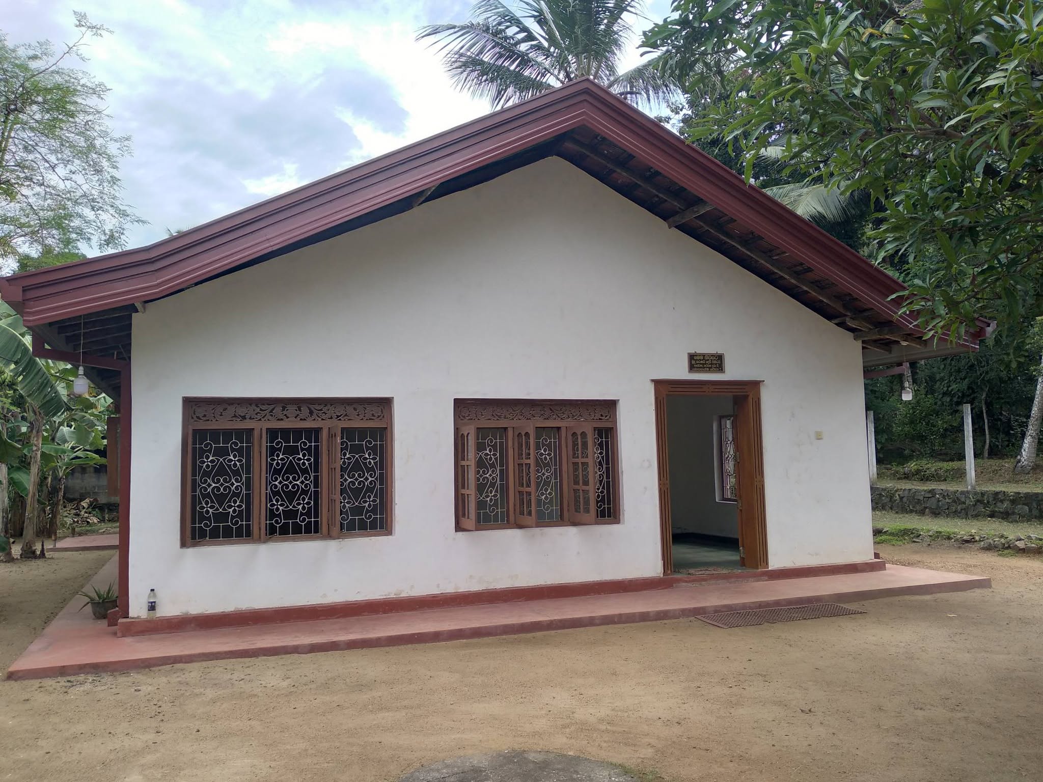 වරකාපොල මිරිගම පාරේ ( මඩම පාර ) බස් පාර අයිනේ නිවස සමග පර්චස් 17ක ඉඩම විකිණීමට සින්නක්කර ඔප්පු