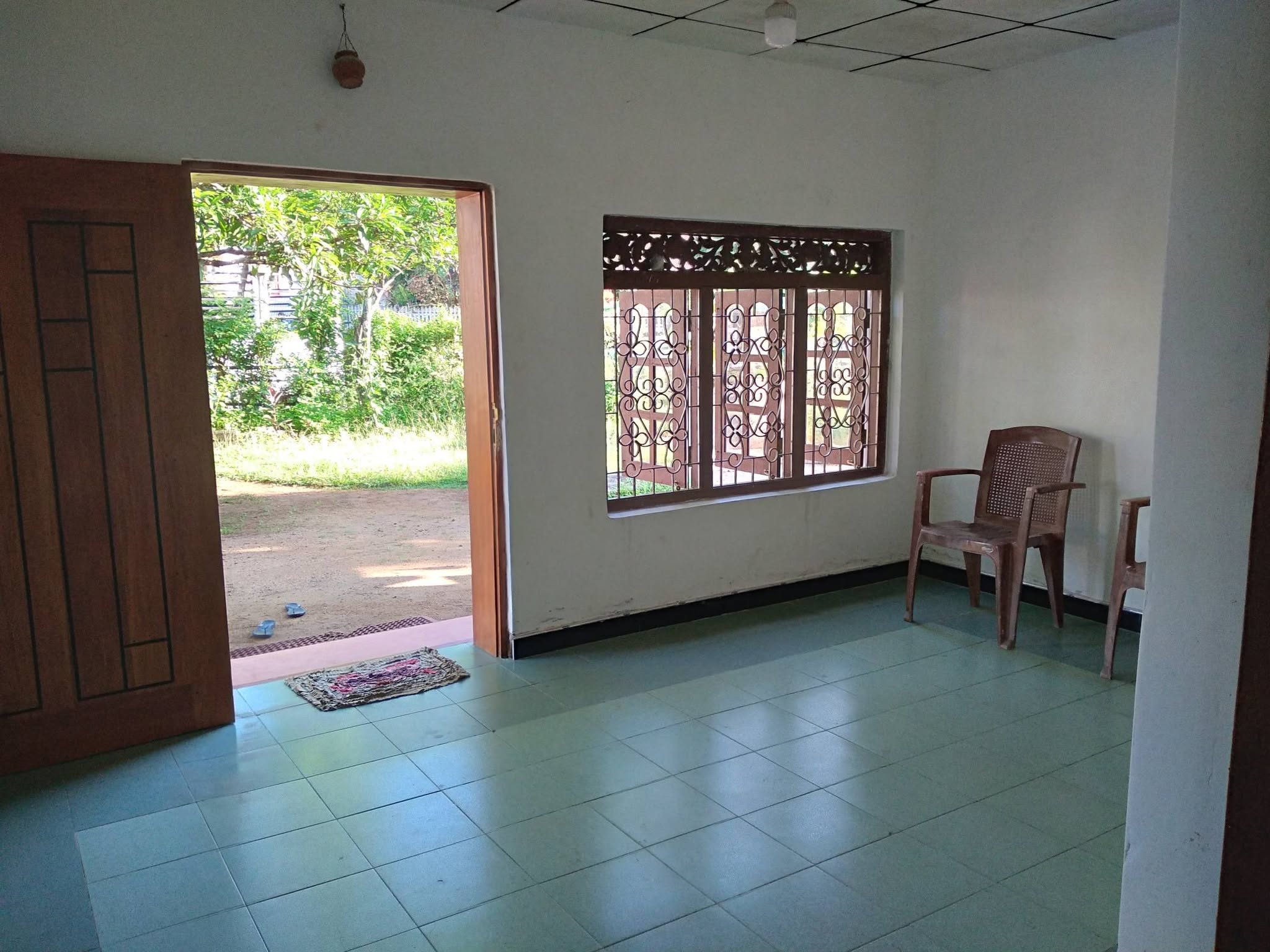 වරකාපොල මිරිගම පාරේ ( මඩම පාර ) බස් පාර අයිනේ නිවස සමග පර්චස් 17ක ඉඩම විකිණීමට සින්නක්කර ඔප්පු