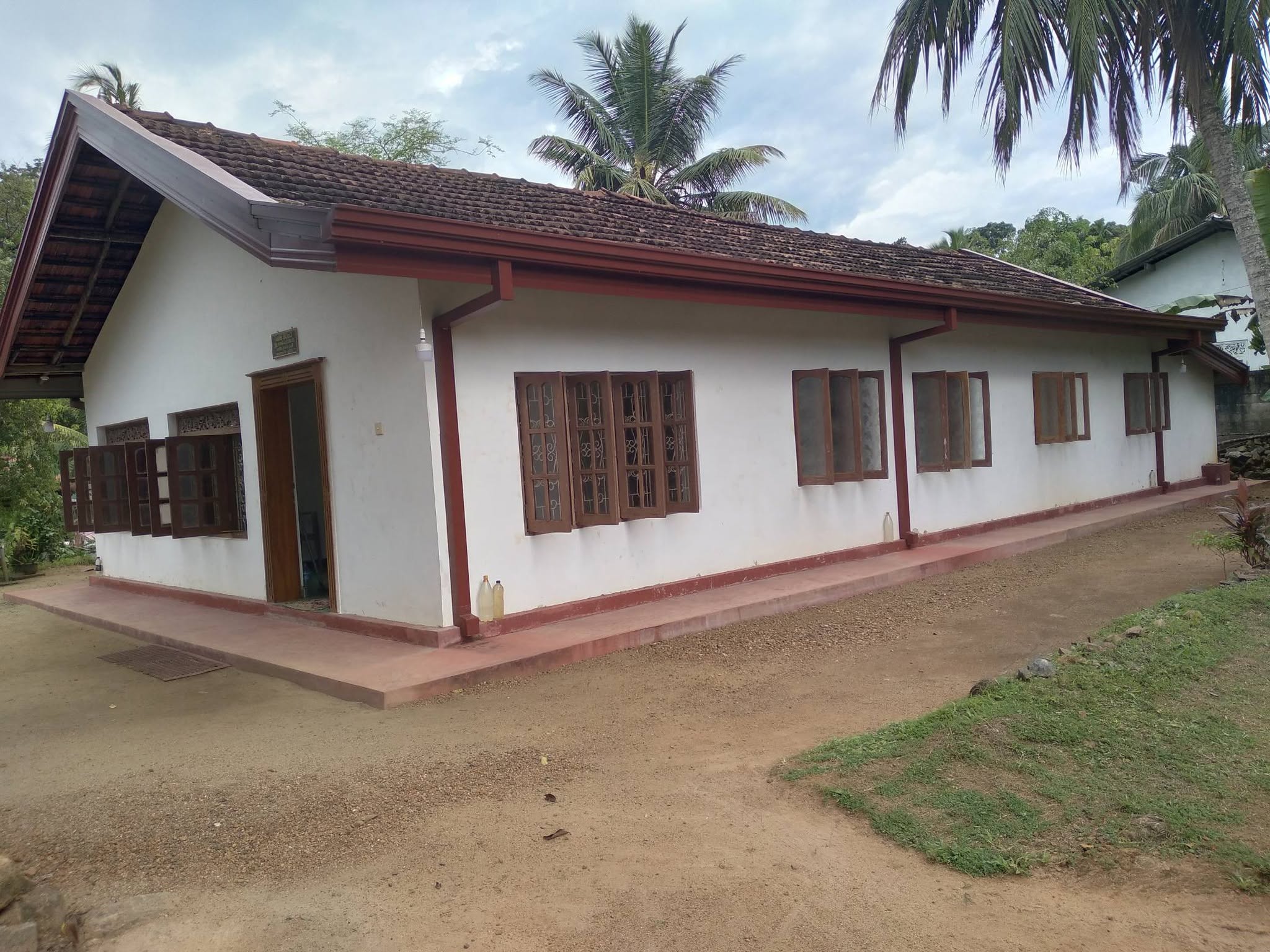 වරකාපොල මිරිගම පාරේ ( මඩම පාර ) බස් පාර අයිනේ නිවස සමග පර්චස් 17ක ඉඩම විකිණීමට සින්නක්කර ඔප්පු