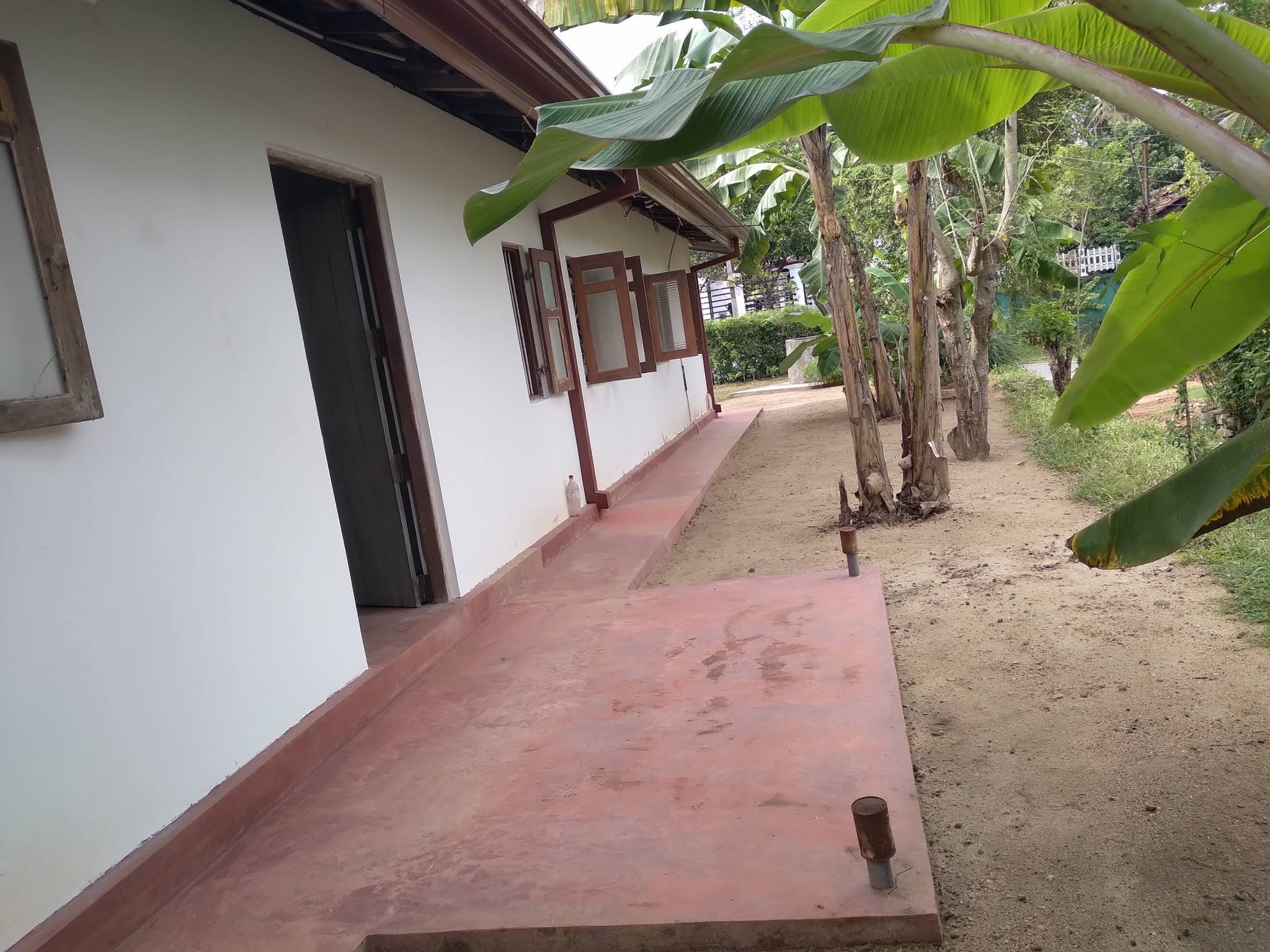 වරකාපොල මිරිගම පාරේ ( මඩම පාර ) බස් පාර අයිනේ නිවස සමග පර්චස් 17ක ඉඩම විකිණීමට සින්නක්කර ඔප්පු