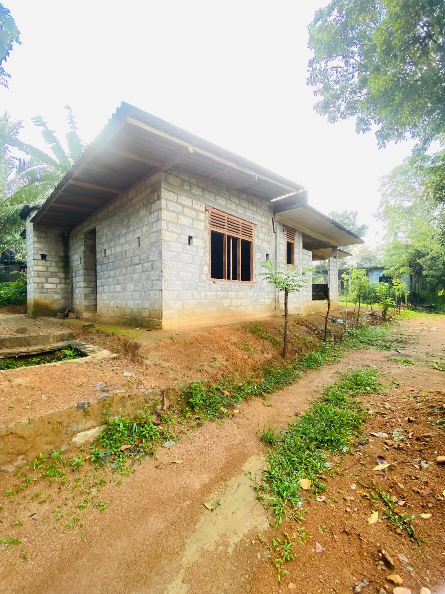 අඩක් නිම කළ නිවසක් ඉක්මනින් විකිණීමට ඇත!