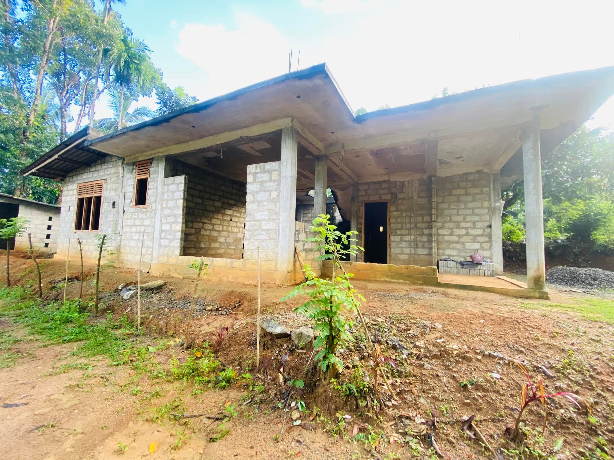 අඩක් නිම කළ නිවසක් ඉක්මනින් විකිණීමට ඇත!
